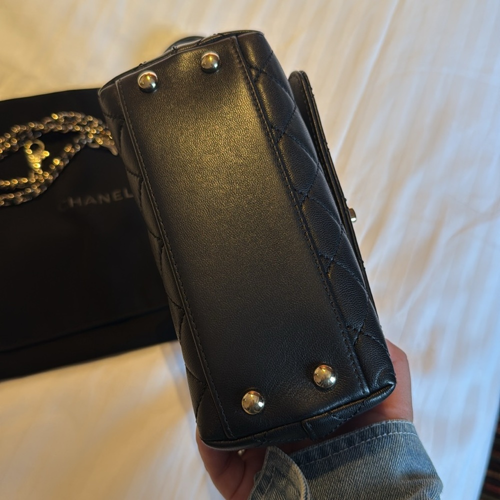 Chanel Black Quilted Handbag - Picture 4 of 11